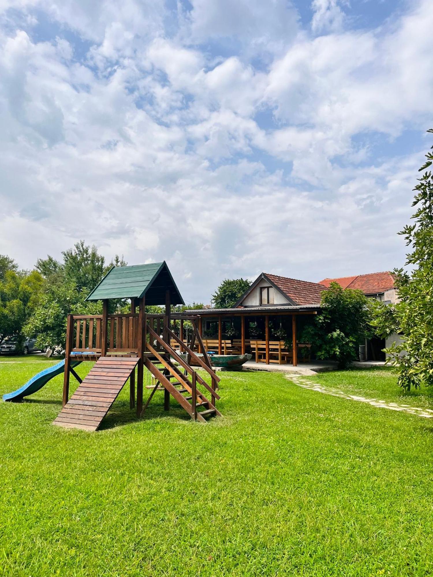 Balabani Local Stay Golubovci ภายนอก รูปภาพ