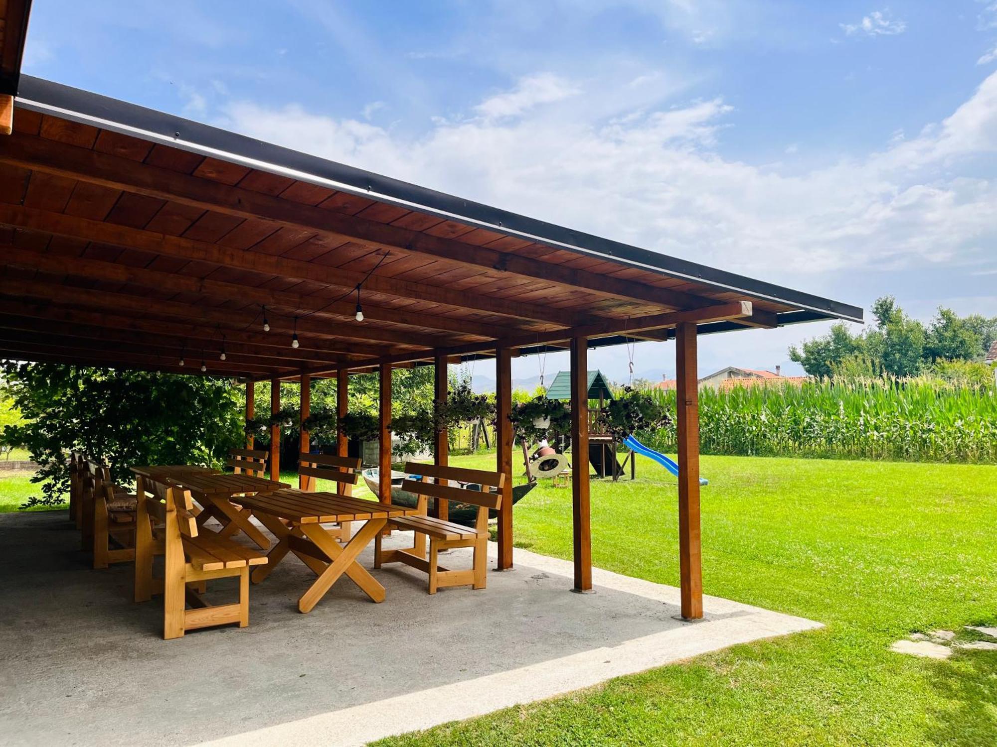 Balabani Local Stay Golubovci ภายนอก รูปภาพ