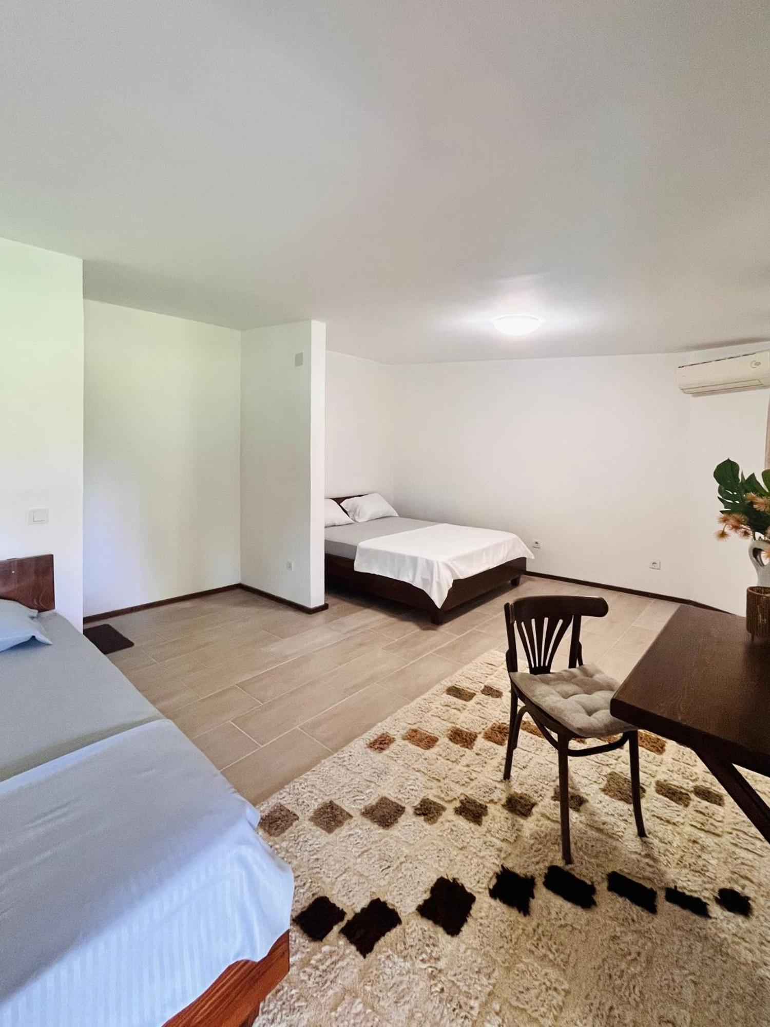 Balabani Local Stay Golubovci ภายนอก รูปภาพ