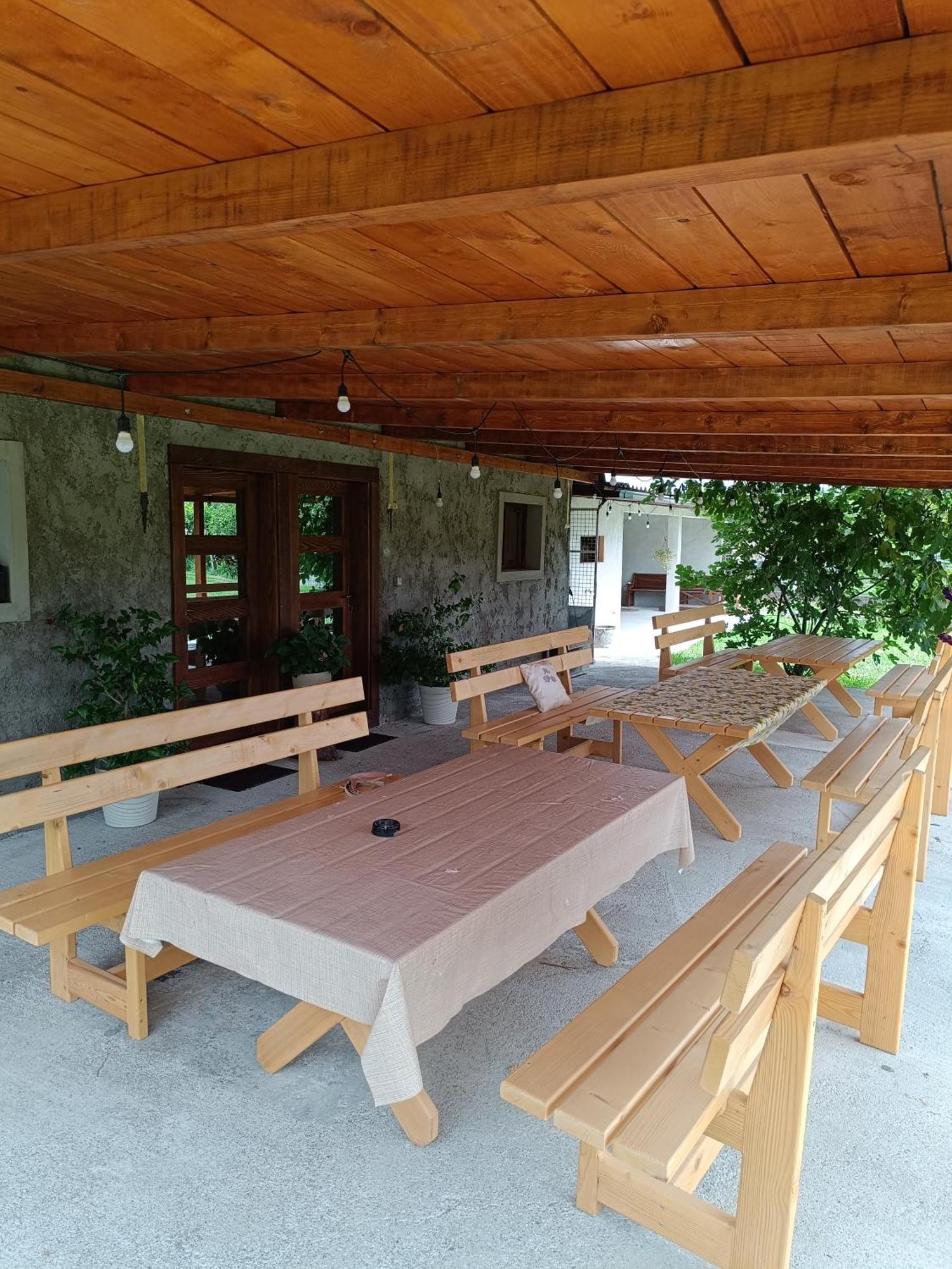 Balabani Local Stay Golubovci ภายนอก รูปภาพ