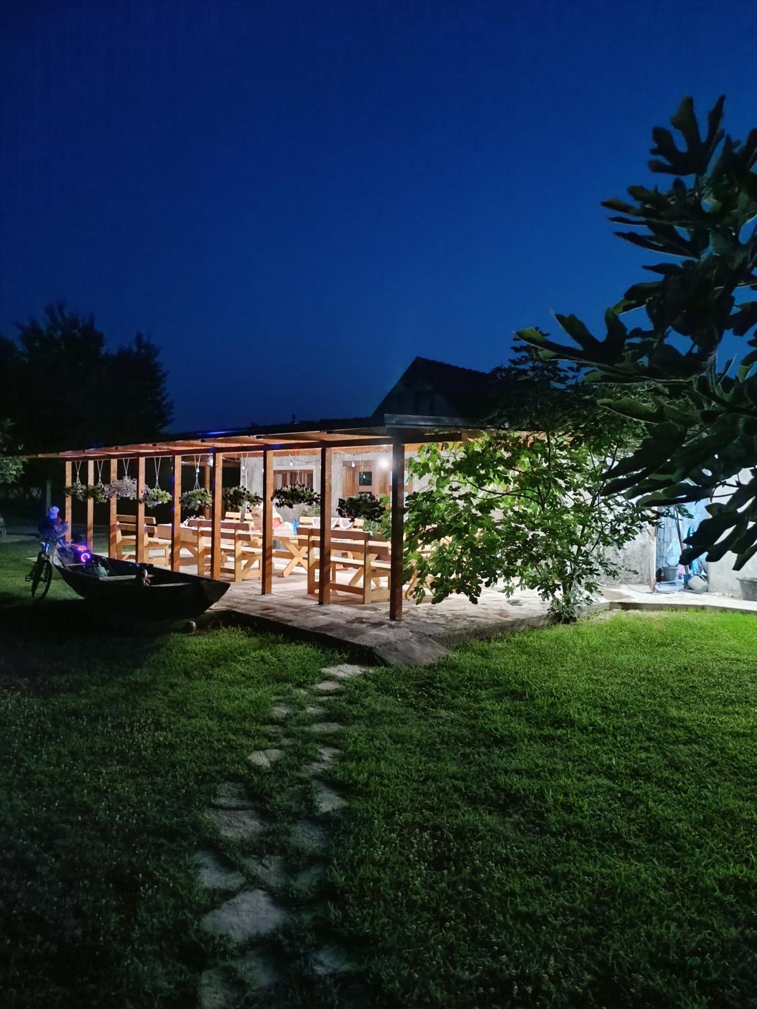 Balabani Local Stay Golubovci ภายนอก รูปภาพ