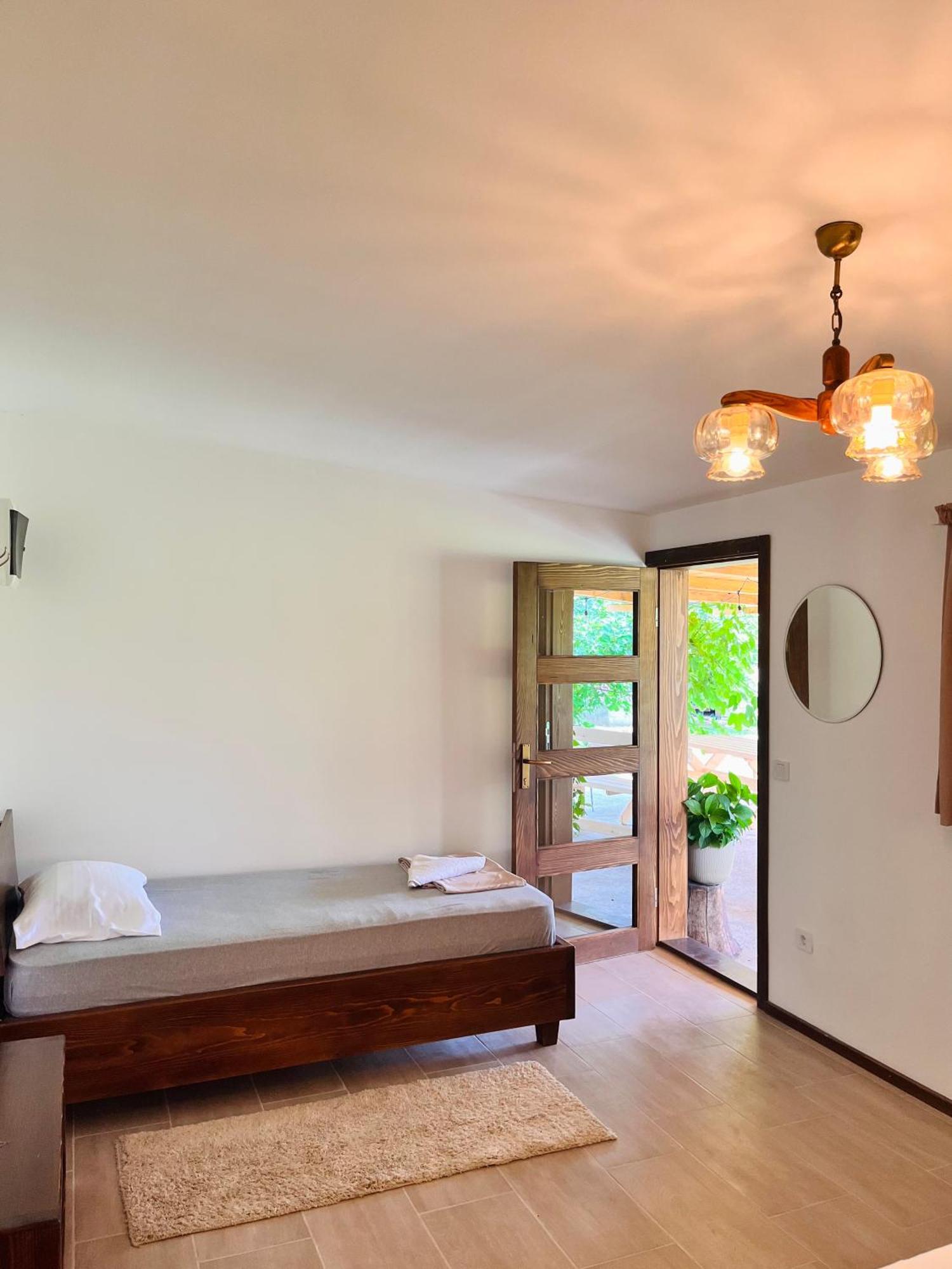 Balabani Local Stay Golubovci ภายนอก รูปภาพ