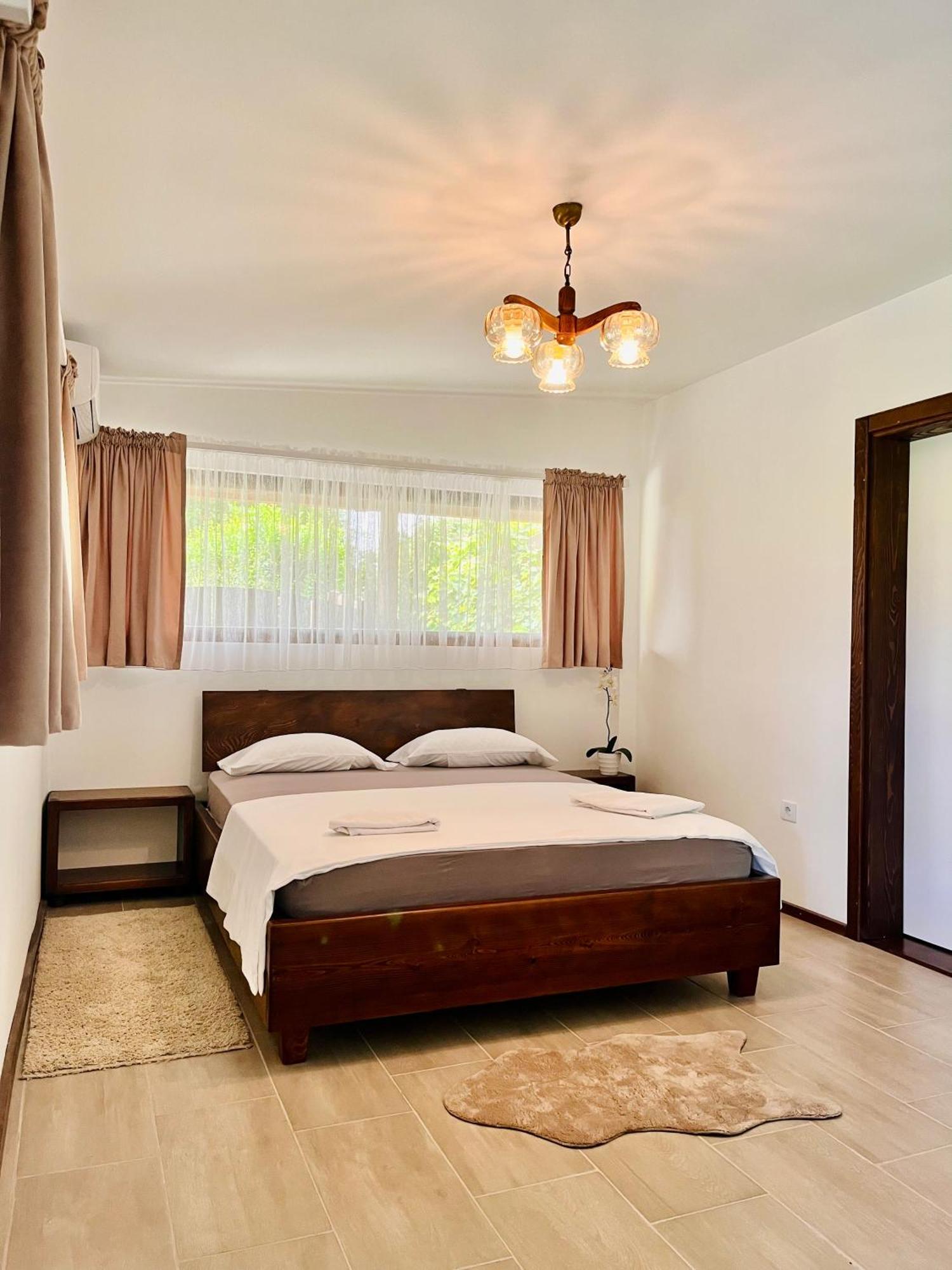 Balabani Local Stay Golubovci ภายนอก รูปภาพ