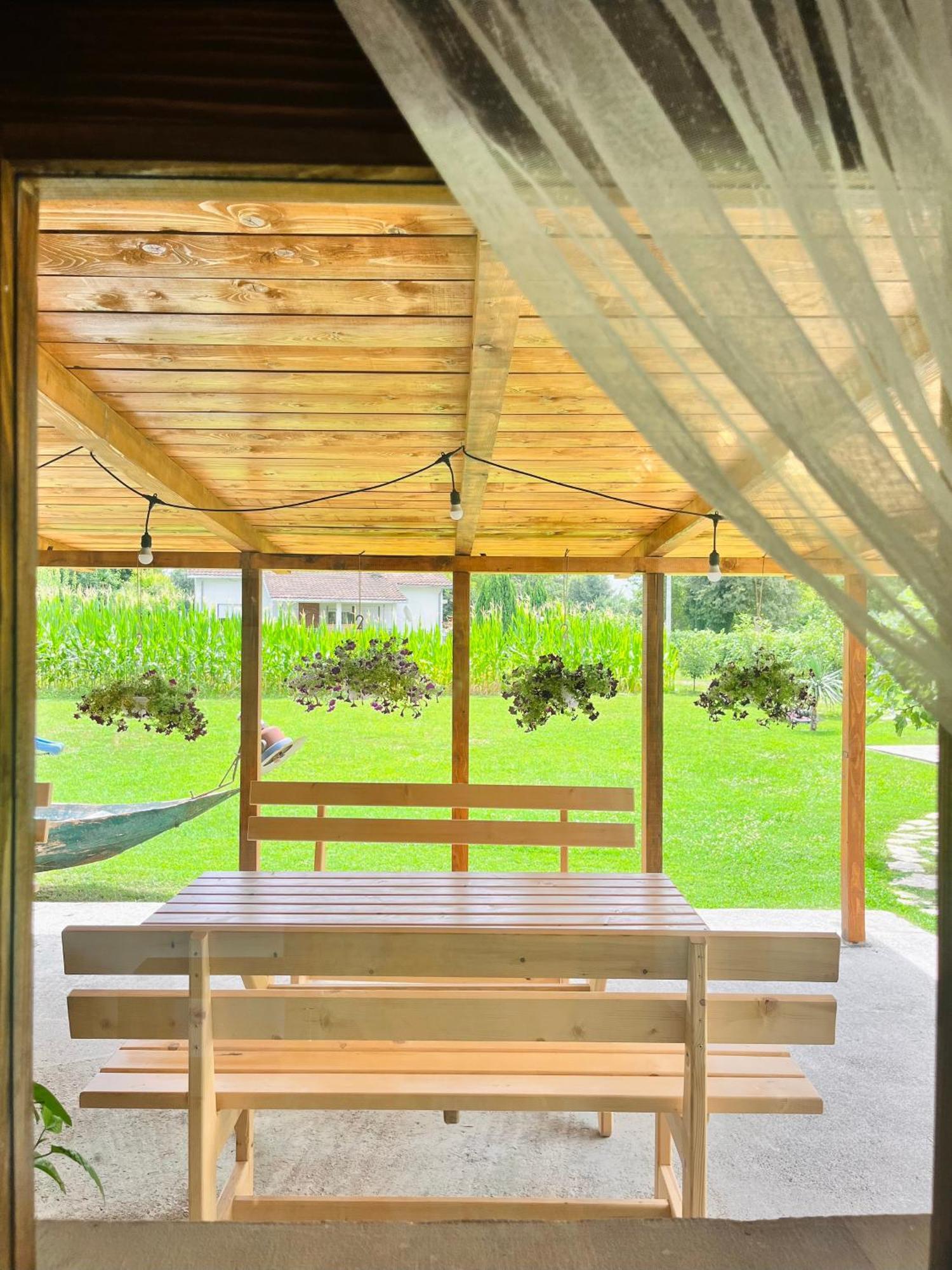 Balabani Local Stay Golubovci ภายนอก รูปภาพ